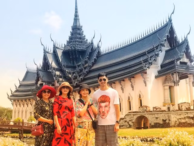 Cô tiết lộ: "Chồng tôi là một người đàn ông rất hiểu chuyện, yêu thương vợ con hết mực và luôn biết quan tâm, lo lắng, chăm sóc cho mọi người trong nhà. Mỗi khi có chuyện khó giải quyết liên quan tới vấn đề trong gia đình, tôi luôn nhờ ông xã. Dù sao là đàn ông, hơn nữa lại là trụ cột trong nhà, anh sẽ có cách xử lý công bằng và xác đáng nhất. Anh ấy cũng là cầu nối để tôi và mẹ chồng hiểu nhau nhiều hơn".