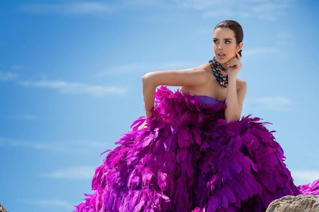 Amanda Dudamel là con gái của cựu cầu thủ bóng đá người Venezuela, Rafael Dudamel. Từ thời thơ ấu, cô sống cùng cha mẹ ở nhiều nước khác nhau. Cô bắt đầu thử sức ở lĩnh vực sắc đẹp thông qua cuộc thi Miss Universe Venezuela 2021 và giành ngôi vị cao nhất. Trong thời kỳ đương nhiệm, Dudamel thực hiện nhiều hoạt động thiện nguyện, giúp đỡ phụ nữ và trẻ em gặp khó khăn.