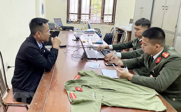 Khoi to doi tuong gia danh cong an lua dao, chiem doat tai san