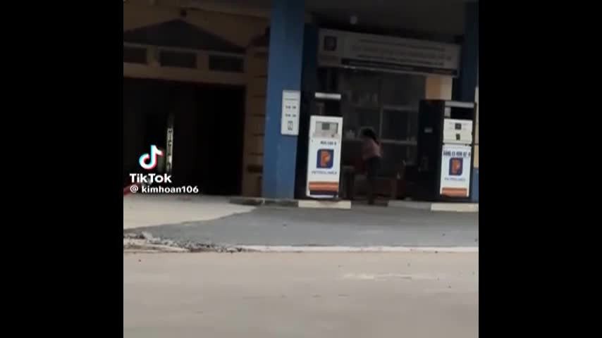 Video: Mau thuan gia dinh, me dot cay xang cua con trai