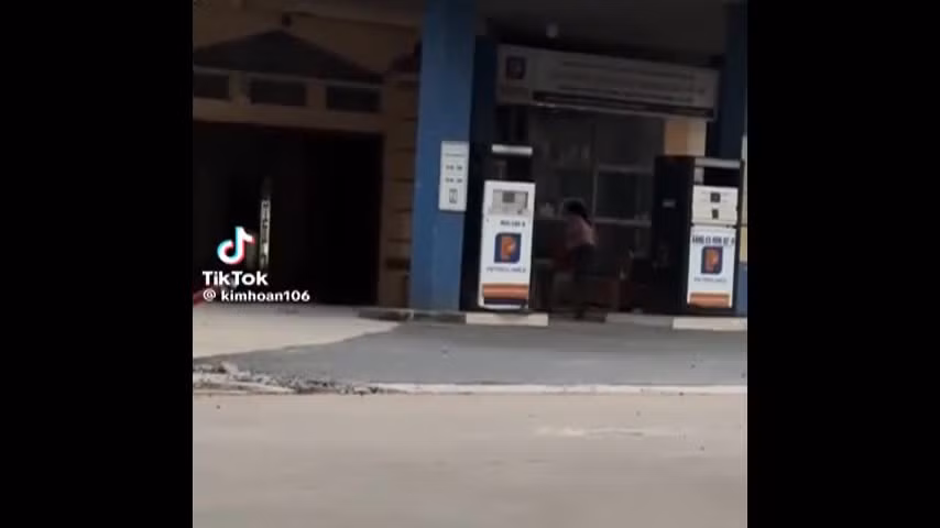 Video: Mau thuan gia dinh, me dot cay xang cua con trai