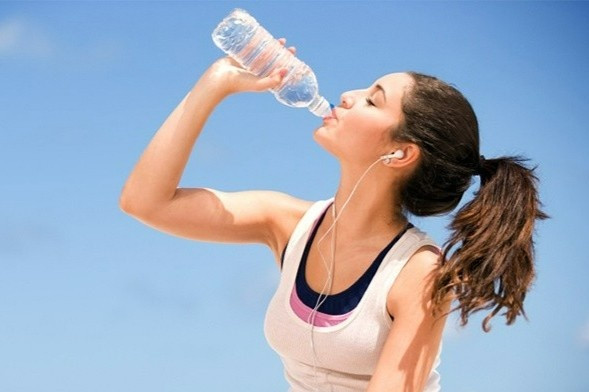 Uong nuoc giup giam can nhu the nao?