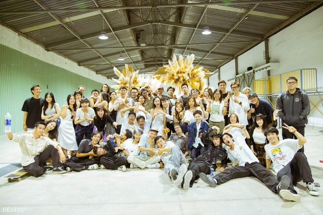 Dam cuoi doc dao tai san truot van cua cap doi skaters gay sot-Hinh-4