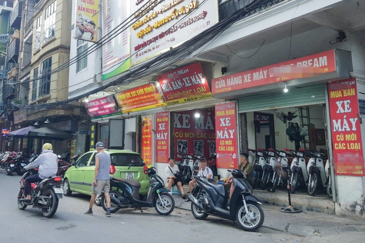 Khach hang vang bong, cua hang ban xe cu lo dep tiem-Hinh-2