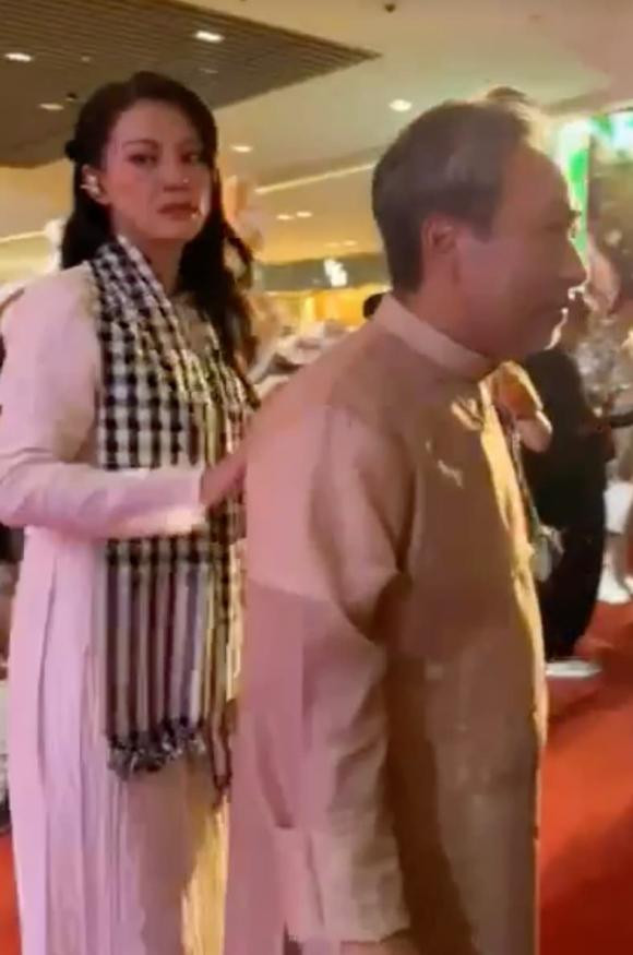 Bui Lan Huong an can chinh ao cho dao dien Nguyen Quang Dung-Hinh-4