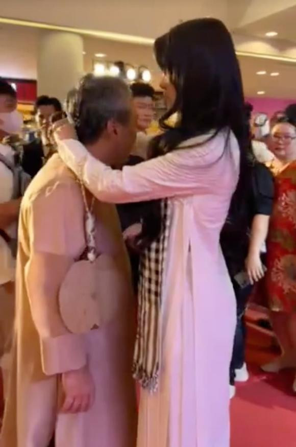 Bui Lan Huong an can chinh ao cho dao dien Nguyen Quang Dung-Hinh-5