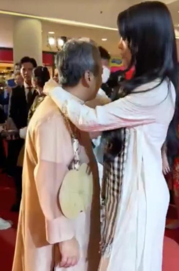 Bui Lan Huong an can chinh ao cho dao dien Nguyen Quang Dung