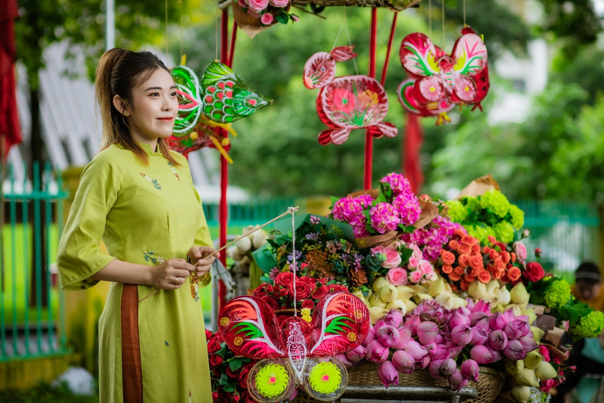 Chị chia sẻ rất thích cách decor trên đường phố Phan Đình Giót với những xe đạp, xe máy cũ chở đầy hoa và loại hoa sen là loại chị rất thích nên về Việt Nam phải chụp bằng được (ảnh: Đại Đậu).