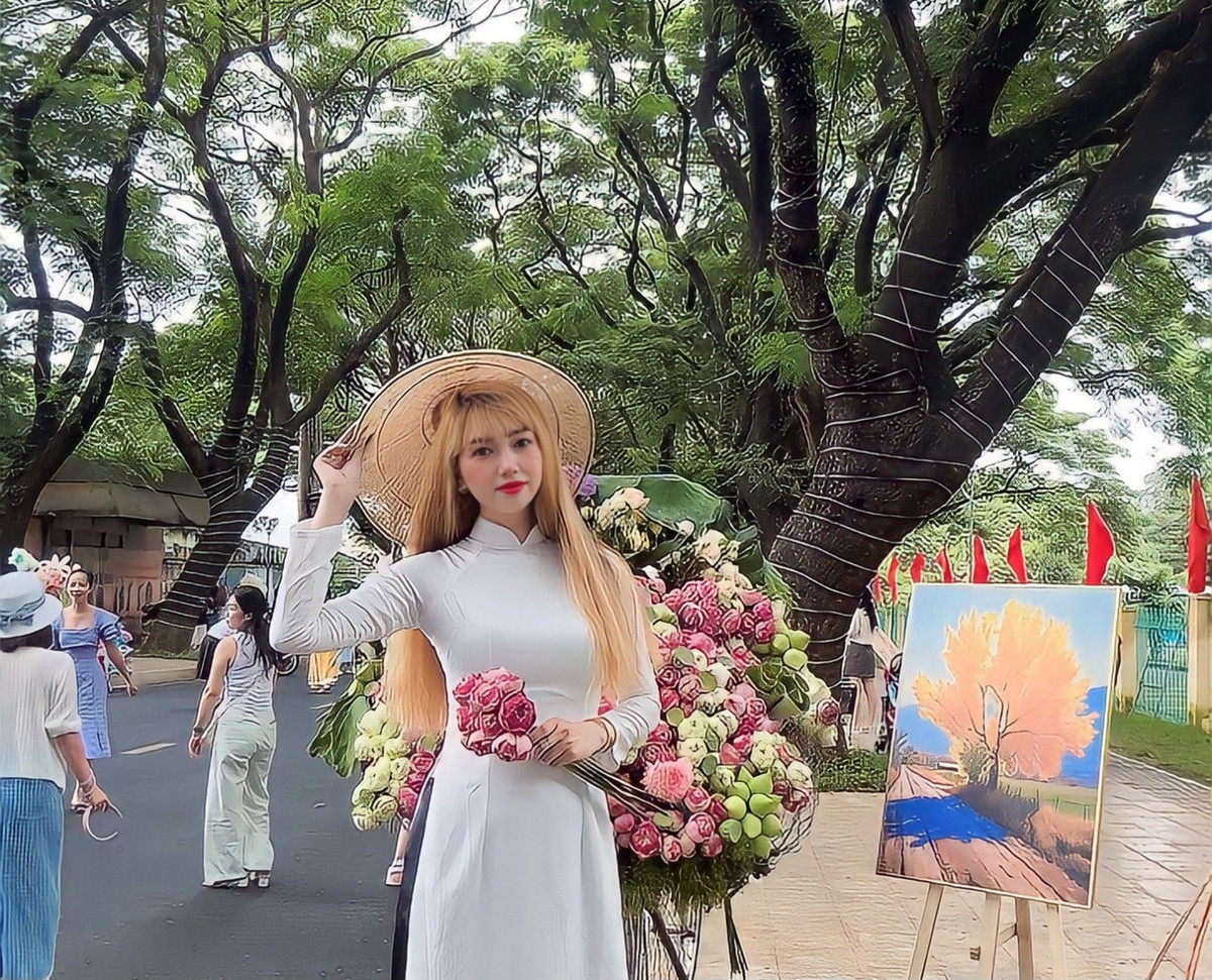 Nhà thiết kế Wild Daisy bạn của chị Huynh Nym chụp hình trên đường phố Phan Đình Giót, Buôn Ma Thuột (ảnh: Đại Đậu)