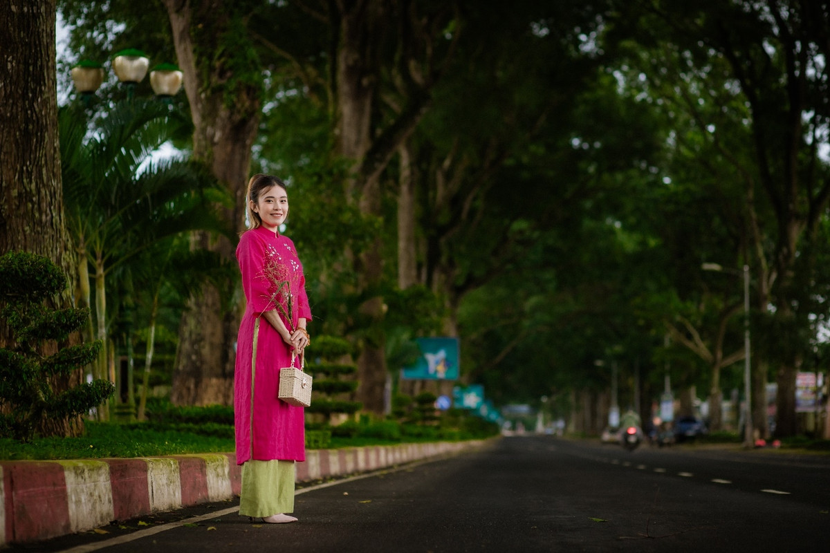 Chị Huynh Nym chia sẻ bên Chicago và các nước chị đã đi du lịch chưa thấy nơi nào có hàng cây vào sân bay to lớn như ở đường Đam San, thành phố Buôn Ma Thuột (ảnh: Đại Đậu).