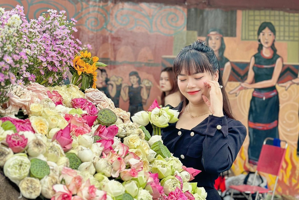 Bạn gái trẻ tạo hình trước ống kỉnh để có bức ảnh đẹp nhất bên tác phẩm “con đường bích họa” trên đường phố Phan Đình Giót, Buôn Ma Thuột (ảnh: Đại Đậu).