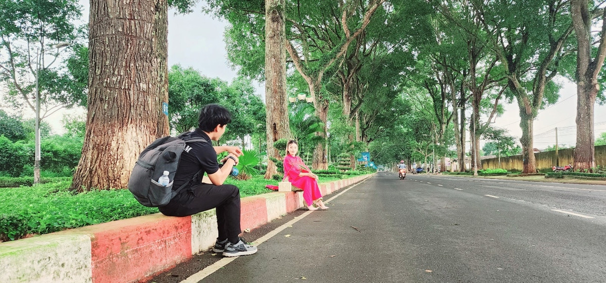 Chị chia sẻ cho chuyến hành trình về Việt Nam chụp ảnh, vì thích con người Tây Nguyên và cũng rất thích chụp ảnh nên chị chọn check in ở 2 con đường này vì đang rất hot trên mạng xã hội thời gian qua (ảnh: Đại đậu).