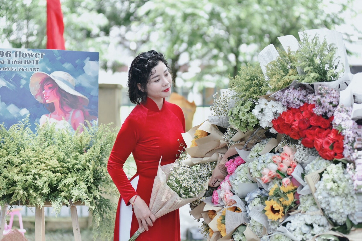 Cô giáo trẻ không ngại tạo dáng để có được bức hình đẹp nhất tại đường phố Phan Đình Giót, Buôn Ma Thuột (ảnh: Đại Đậu).