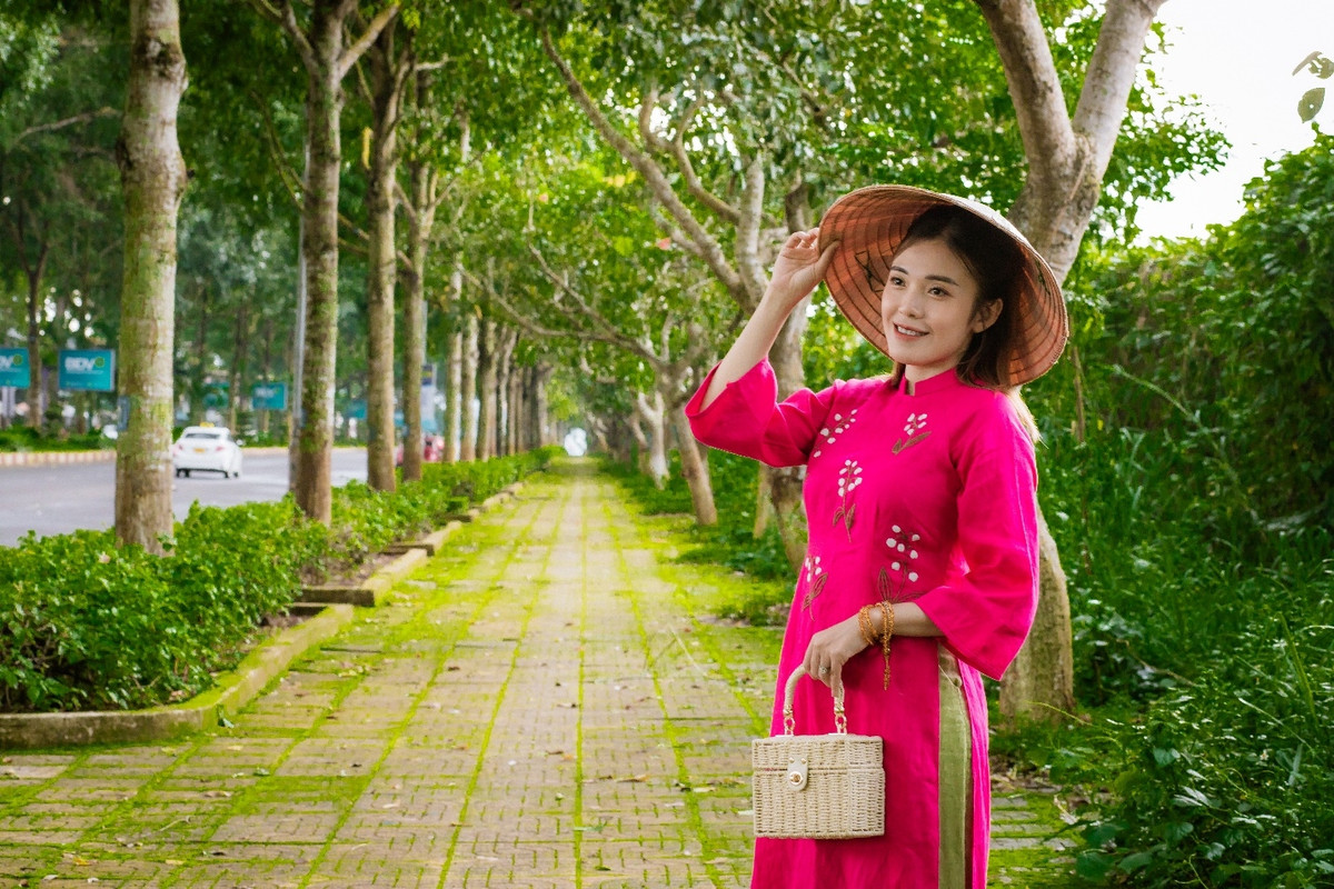 Bức hình chụp trên vỉa hè làm chị thích thú với hàng cây to lớn, trải dài cả cây số tại đường Đam San, thành phố Buôn Ma Thuột (ảnh: Đại Đậu).