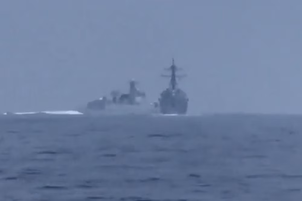 Video: Tau chien My va Trung Quoc suyt va cham o eo bien Dai Loan