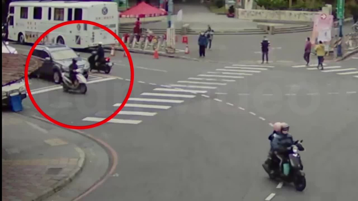 Video: Siêu xe Lamborghini và xe máy kèn cựa nhau ở ngã tư Video: Sieu xe Lamborghini va xe may ken cua nhau o nga tu