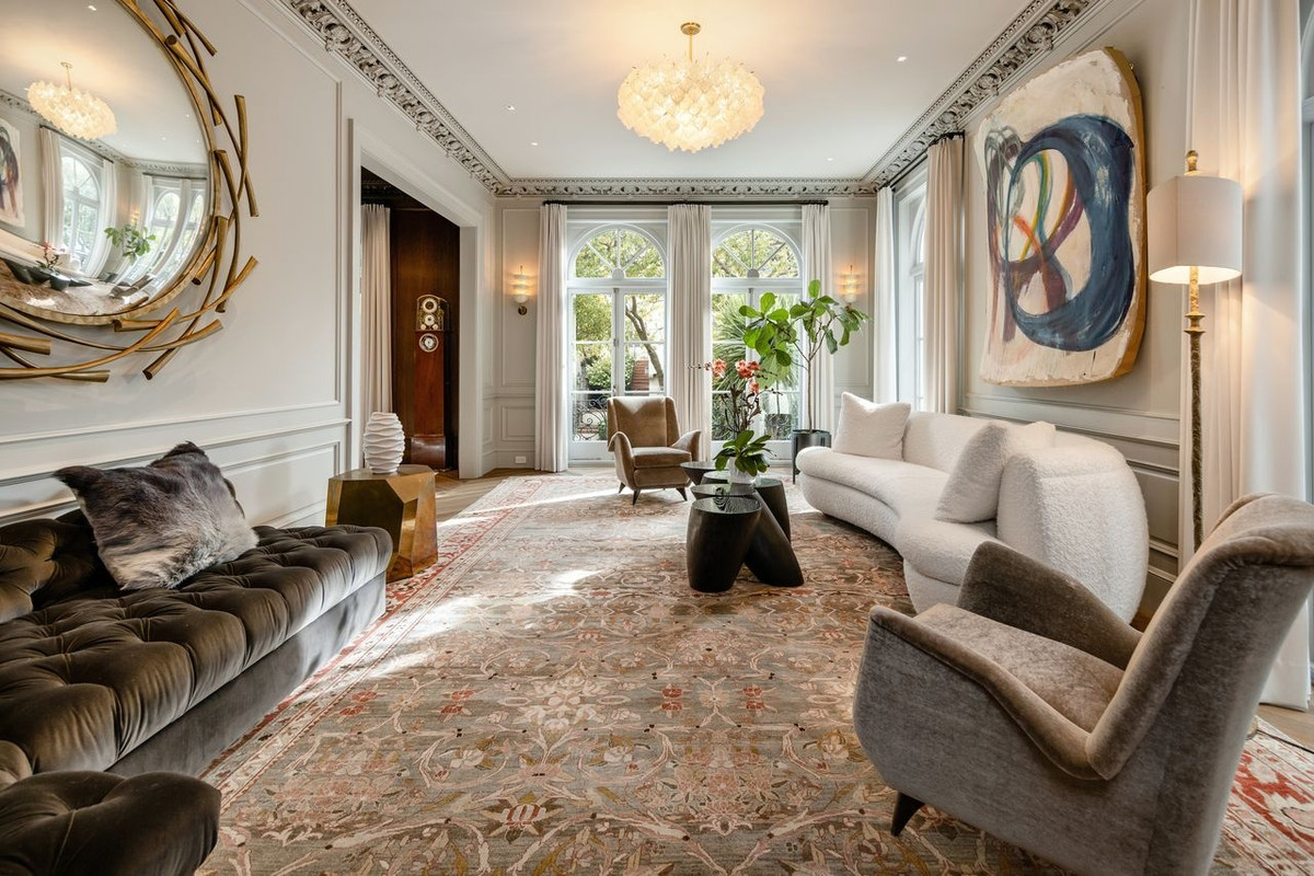 Kiến trúc sư nổi tiếng Stephen Sutro và nhà thiết kế nội thất John K. Anderson đã làm việc với người bán để cải tạo toàn diện căn dinh thự trong nhiều năm.