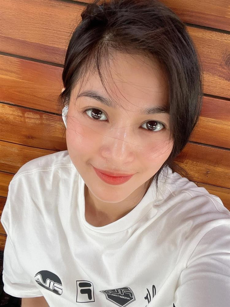 hia sẻ thêm với phóng viên Dân Trí, diễn viên "Bụi Đời Chợ Lớn" nói những tháng cuối năm 2023, cô đồng hành cùng Johnny Trí Nguyễn trong một số công việc về giải đấu võ thuật do bạn trai làm tổng đạo diễn.