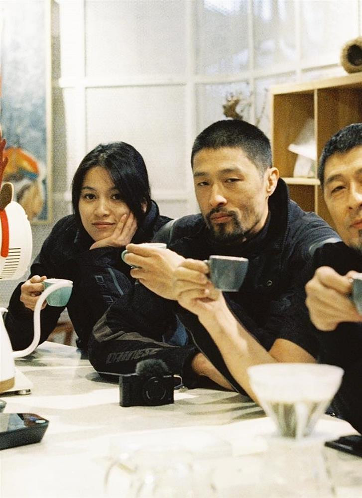 hung Kate từng cho biết khi ở bên Johnny Trí Nguyễn, cô thấy yên tâm nhưng không phải vì thế mà thích dựa dẫm anh. Johnny Trí Nguyễn giúp cô tích lũy kiến thức, kinh nghiệm làm nghề và truyền cảm hứng trong cuộc sống.