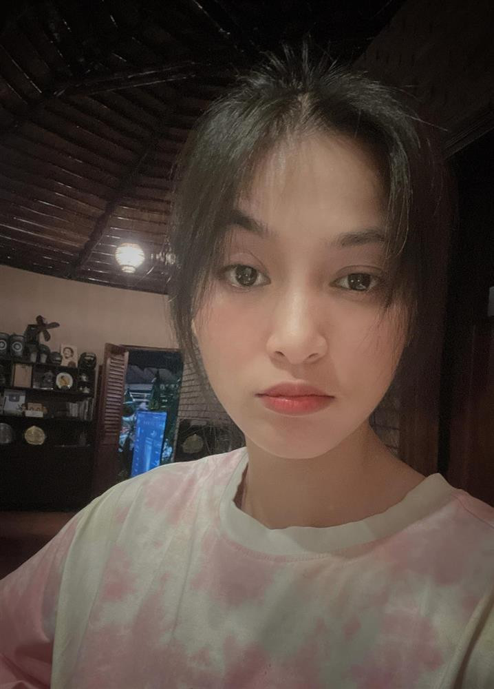 hung Kate cho biết Johnny Trí Nguyễn sát cánh, hỗ trợ cô rất nhiều trong công việc. Bạn trai luôn đồng hành cùng cô trong những dự án phim ảnh ghi hình ở nước ngoài.