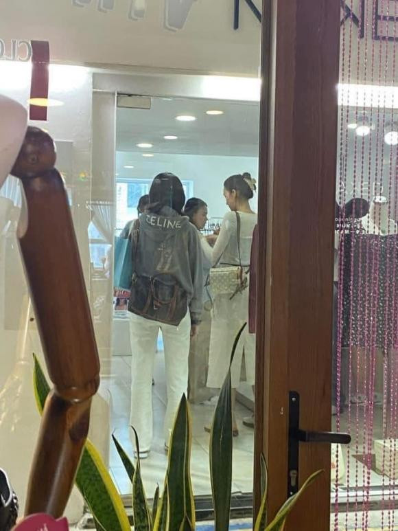 Xon xao loat anh Lisa (BLACKPINK) di mua sam o Viet Nam-Hinh-3