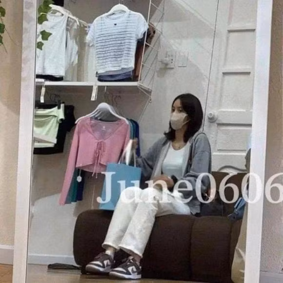 Xon xao loat anh Lisa (BLACKPINK) di mua sam o Viet Nam-Hinh-2