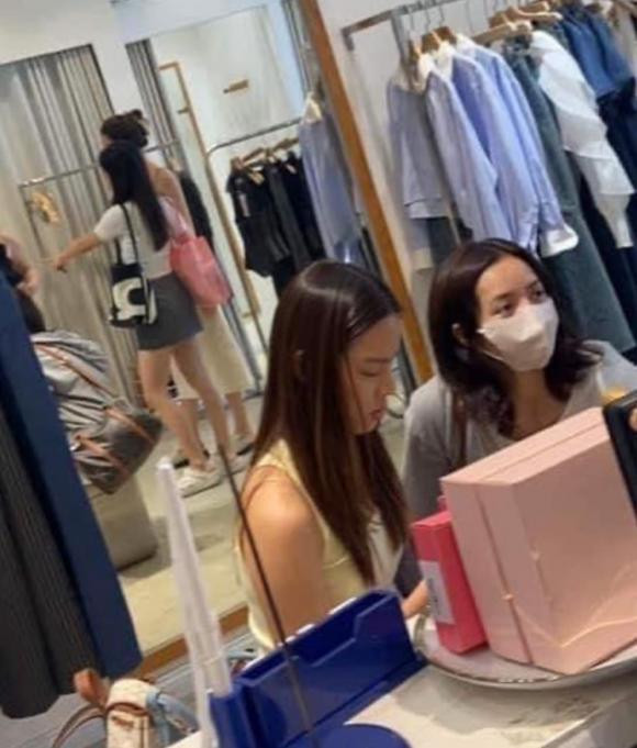 Xon xao loat anh Lisa (BLACKPINK) di mua sam o Viet Nam