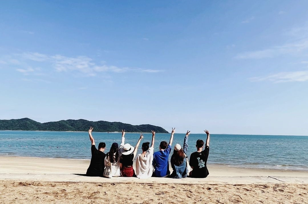 Ảnh: @td.kimanhofficial__. Quảng Ninh là một trong những thiên đường biển đảo hấp dẫn nhất ở miền Bắc. Bên cạnh vịnh Hạ Long đã quá nổi tiếng, những hòn đảo hoang sơ ở đây cũng ngày càng thu hút khách du lịch ghé thăm hàng năm. Không chỉ cảnh quan tươi đẹp, không khí trong lành, mát mẻ, hải sản tươi ngon, mà chi phí du lịch những hòn đảo này đều khá rẻ. Nên rất thích hợp cho nhóm sinh viên và các bạn trẻ tham quan, khám phá và tận hưởng kỳ nghỉ. Đảo Cô Tô Là cái tên quen thuộc với du khách miền Bắc, đảo Cô Tô đã phát triển du lịch từ lâu nhưng vẫn giữ vẹn nguyên những nét hoang sơ. Khác với các hòn đảo ven bờ, đảo Cô Tô là một “nơi trốn” dành cho những ai muốn tách biệt với cuộc sống thành thị để tận hưởng kỳ nghỉ yên bình, nhẹ nhàng. Hòn đảo thu hút hàng nghìn khách du lịch cả trong và ngoài nước ghé thăm mỗi mùa hè. Từ các nhóm bạn, gia đình và những công ty, đoàn thể tổ chức teambuilding.