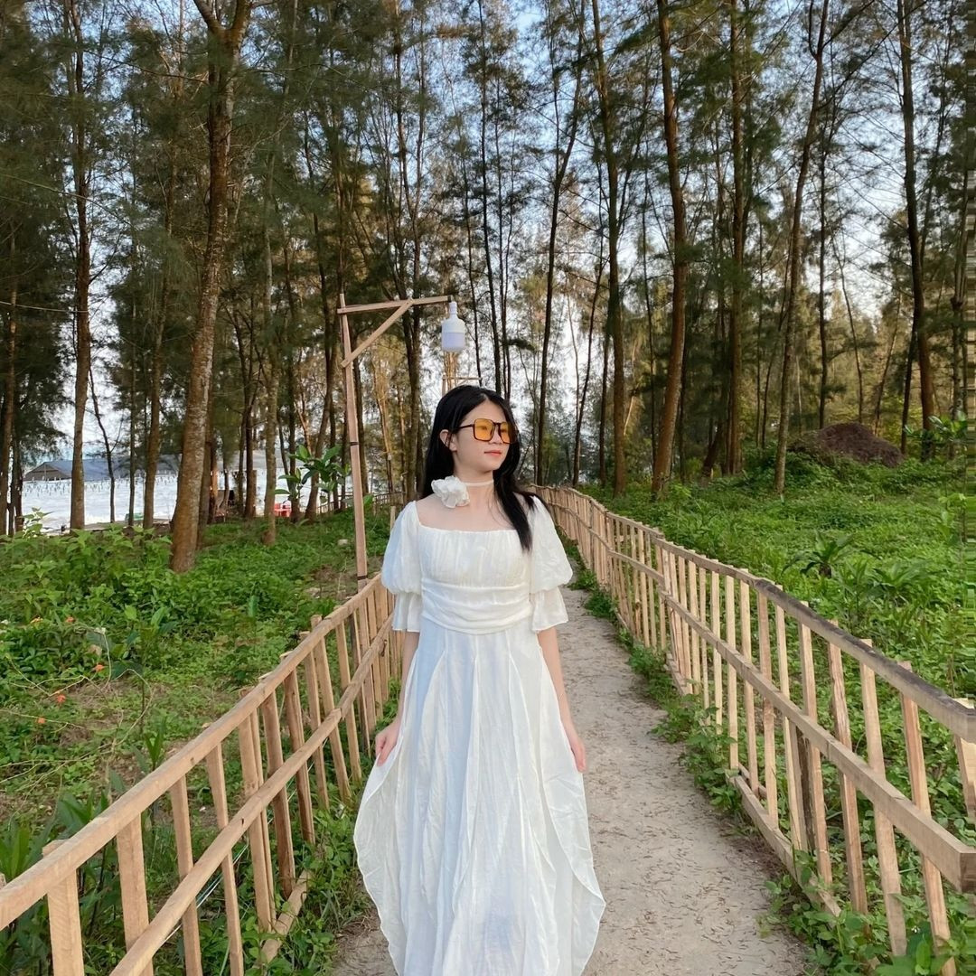 Ảnh: @ontheway_diaries, @caichienisland, @ngoc.anh.173, @phuong.chip2607. Du khách cũng có thể thuê xe đạp đôi hoặc xe máy để vi vu khắp đảo. Với núi non hùng vĩ và cảnh sắc nên thơ, trên đường đi bạn sẽ bắt gặp nhiều chỗ có thể dừng chân lại chụp ảnh. Ngoài ra, check-in khu nhà container bỏ hoang, đốt lửa trại trên biển, thưởng thức BBQ với người thân, bạn bè là những hoạt động đáng trải nghiệm khác. Cách di chuyển ra đảo Từ Hà Nội, du khách bắt xe khách đi Móng Cái và xuống ở điểm ngã tư ngân hàng Hà Cối, Hải Hà. Tại đây, bạn bắt xe taxi hoặc xe ôm để di chuyển ra cảng Ghềnh Võ, rồi đón phà đi đảo Cái Chiên. Đảo Quan Lạn Quan Lạn cũng luôn là cái tên quen thuộc trong bản đồ điểm du lịch trốn nóng ở Quảng Ninh. Hòn đảo thu hút du khách với những bãi biển trong xanh, cát trắng trải dài như bãi Minh Châu, Quan Lạn, Sơn Hào và Robinson. Trong đó, bãi tắm Quan Lạn được nhiều người đánh giá là đẹp nhất bởi có hàng cây xanh ngát trải dọc ven dải cát.