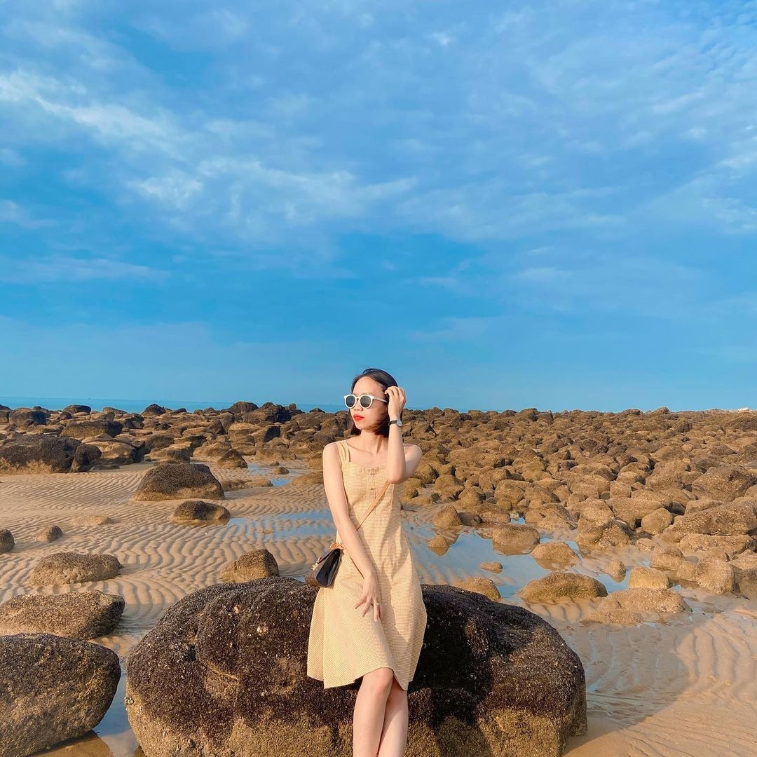 Ảnh: @linh_chi_9009. Một điểm tham quan cũng rất được yêu thích trên đảo là ngọn hải đăng cao 28 m, nơi bạn có thể phóng tầm mắt thu gọn cảnh quan xung quanh và thấy được mũi Sa Vĩ - cực đông bắc của Tổ quốc ở phía xa. Ngoài ra, trong hành trình leo bộ lên đỉnh hải đăng, du khách cũng được ngắm nhìn phong cảnh nên thơ, trữ tình. Những du khách trẻ đến Vĩnh Thực thường chạy xe máy quanh đảo, tìm hiểu cuộc sống bình dị của người dân, trải nghiệm cào ngao, câu mực và đặc biệt là thưởng thức hải sản tươi ngon. Hiện nay, hoạt động du lịch ở đảo Vĩnh Thực vẫn chưa phát triển nên không có nhà nghỉ hay khách sạn. Nếu muốn qua đêm tại đây, du khách có thể cắm trại trên biển hoặc liên hệ. nghỉ nhờ nhà của người dân trên đảo. Cách di chuyển ra đảo Đầu tiên du khách đi xe tới thành phố Móng Cái, tỉnh Quảng Ninh. Sau đó, bạn tìm đến cảng Mũi Ngọc và từ đây, thuê cano ra đảo Vĩnh Thực.