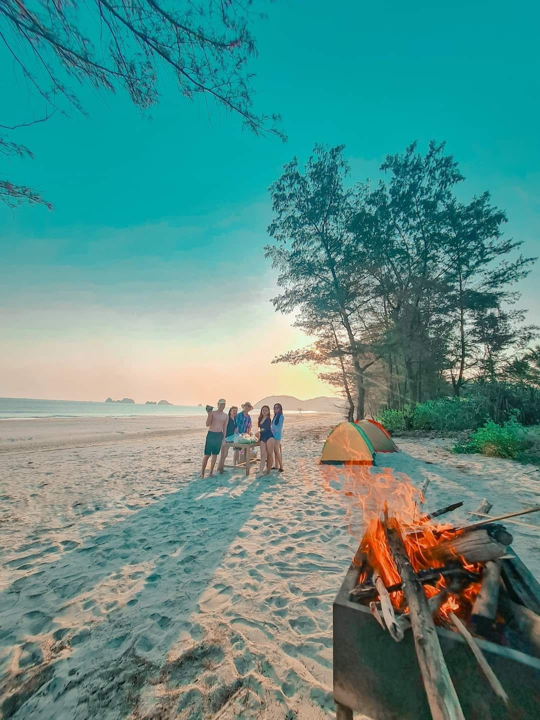 Ảnh: @_mgnetic101, Phạm Hải. Gần đây, hòn đảo hoang sơ này ngày càng thu hút nhiều bạn trẻ đến tham quan, vui chơi và tận hưởng khoảng thời gian thư giãn. Du khách có thể tham gia rất nhiều hoạt động ở đây. Bạn có thể thuê xe địa hình chạy quanh bãi cát, đi xe đạp đôi, check-in những ghềnh đá, ngắm hoàng hôn và bình minh trên biển… Lặn ngắm san hô và thuê tàu đi câu mực cũng là những trải nghiệm thú vị. Hoạt động cắm trại trên biển ở đảo Ngọc Vừng cũng rất phổ biến, nhất là các gia đình hay nhóm bạn thân. Đêm đốt lửa trại, thưởng thức bữa tiệc nướng BBQ với hàng loạt món hải sản và tán gẫu cùng những người thân yêu sẽ là một kỷ niệm đáng nhớ với du khách. Cách di chuyển ra đảo Để ra đảo Ngọc Vừng, du khách lựa chọn di chuyển từ một trong 3 bến tàu. Đó là cảng Vũng Đục (TP Cẩm Phả), cảng Hòn Gai (TP Hạ Long) và cảng Cái Rồng (Vân Đồn). Trong đó, mọi người thường hay đi từ cảng Vũng Đục nhiều nhất. Đảo Vĩnh Thực Cách trung tâm thành phố Móng Cái khoảng 10 km, Vĩnh Thụy là hòn đảo biệt lập cho du khách thỏa sức hít thở không khí trong lành và khám phá thiên nhiên hoang sơ. Với làn nước trong xanh và cảnh quan tuyệt đẹp, đảo Vĩnh Thực được ví như "nàng thơ còn say giấc" của vùng biển Đông Bắc. Tại đây có nhiều bãi tắm đẹp với dải cát vàng mịn trải dài bên hàng phi lao đung đưa theo gió, trong đó bãi Đầu Đông và bãi Bến Hèn được biết đến nhiều nhất. Đặc biệt, tô điểm cho cảnh quan bãi Đầu Đông còn có những ghềnh đá nối tiếp nhau, là điểm chụp ảnh hấp dẫn của du khách.