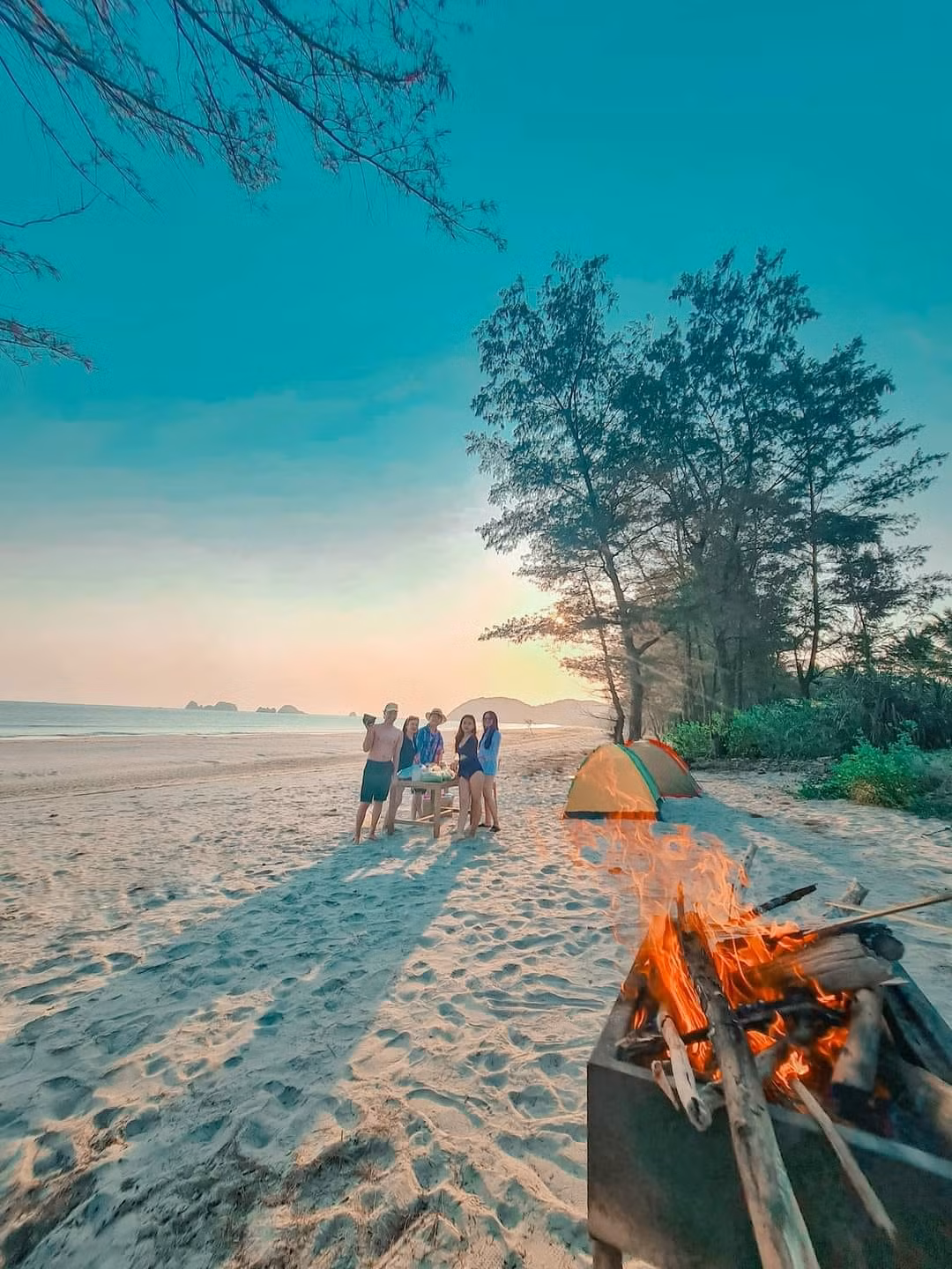 Ảnh: @_mgnetic101, Phạm Hải. Gần đây, hòn đảo hoang sơ này ngày càng thu hút nhiều bạn trẻ đến tham quan, vui chơi và tận hưởng khoảng thời gian thư giãn. Du khách có thể tham gia rất nhiều hoạt động ở đây. Bạn có thể thuê xe địa hình chạy quanh bãi cát, đi xe đạp đôi, check-in những ghềnh đá, ngắm hoàng hôn và bình minh trên biển… Lặn ngắm san hô và thuê tàu đi câu mực cũng là những trải nghiệm thú vị. Hoạt động cắm trại trên biển ở đảo Ngọc Vừng cũng rất phổ biến, nhất là các gia đình hay nhóm bạn thân. Đêm đốt lửa trại, thưởng thức bữa tiệc nướng BBQ với hàng loạt món hải sản và tán gẫu cùng những người thân yêu sẽ là một kỷ niệm đáng nhớ với du khách. Cách di chuyển ra đảo Để ra đảo Ngọc Vừng, du khách lựa chọn di chuyển từ một trong 3 bến tàu. Đó là cảng Vũng Đục (TP Cẩm Phả), cảng Hòn Gai (TP Hạ Long) và cảng Cái Rồng (Vân Đồn). Trong đó, mọi người thường hay đi từ cảng Vũng Đục nhiều nhất. Đảo Vĩnh Thực Cách trung tâm thành phố Móng Cái khoảng 10 km, Vĩnh Thụy là hòn đảo biệt lập cho du khách thỏa sức hít thở không khí trong lành và khám phá thiên nhiên hoang sơ. Với làn nước trong xanh và cảnh quan tuyệt đẹp, đảo Vĩnh Thực được ví như "nàng thơ còn say giấc" của vùng biển Đông Bắc. Tại đây có nhiều bãi tắm đẹp với dải cát vàng mịn trải dài bên hàng phi lao đung đưa theo gió, trong đó bãi Đầu Đông và bãi Bến Hèn được biết đến nhiều nhất. Đặc biệt, tô điểm cho cảnh quan bãi Đầu Đông còn có những ghềnh đá nối tiếp nhau, là điểm chụp ảnh hấp dẫn của du khách.