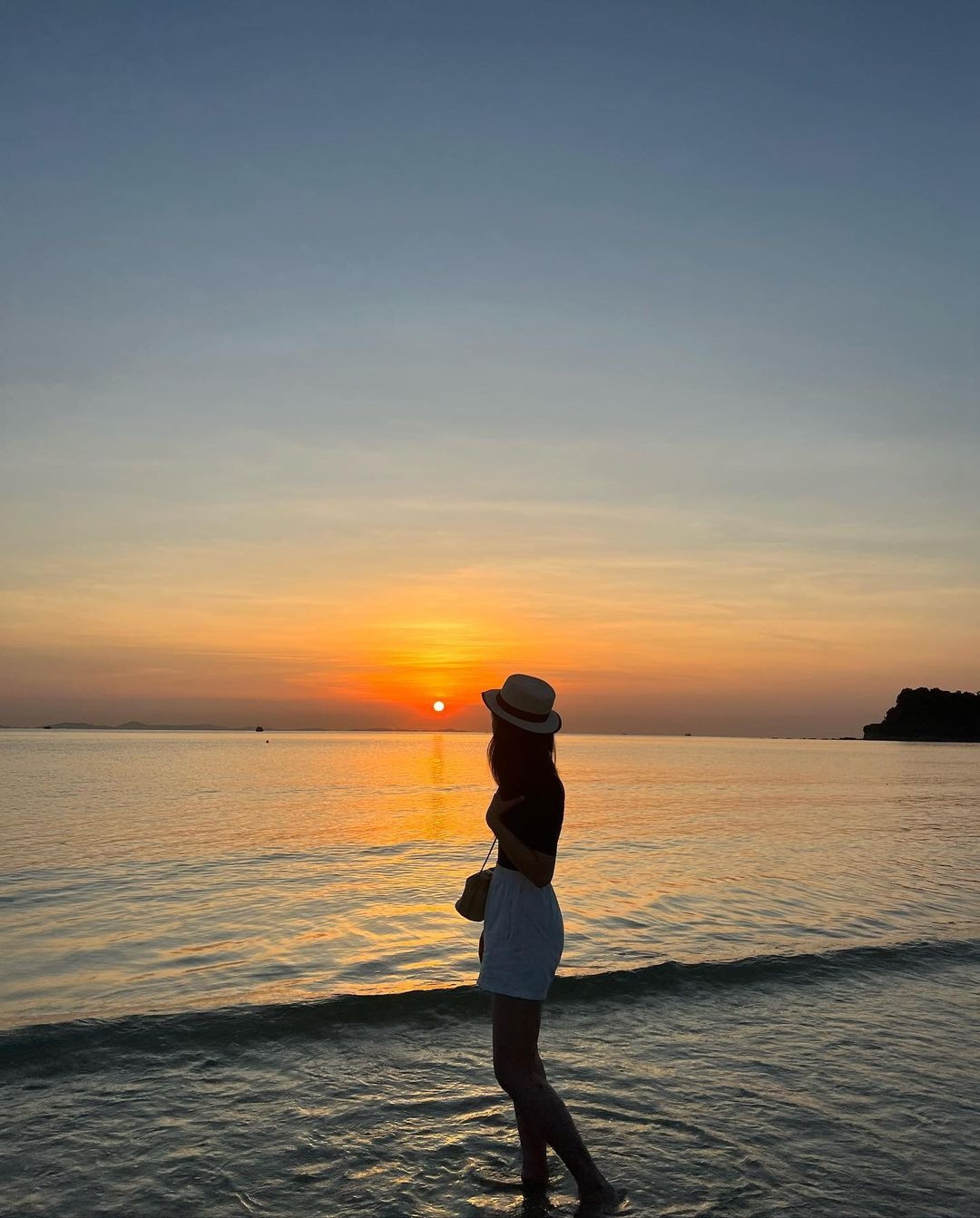 Ảnh: @trangsherry8.1, @ballon.si.dor, @heeychuj, @charony.plt. Du khách đến Quan Lạn cũng có thể vi vu tham quan và check-in một số địa điểm nổi bật khác như cánh rừng tràm, Eo Gió, dòng sông đôi bờ cát trắng hay cụm di tích đình - chùa - miếu - nghè trên đảo… Chỉ cần thuê một chiếc xe máy và chạy trên con đường xuyên đảo là bạn đã có thể tìm thấy nhiều góc chụp ảnh hấp dẫn. Trong chuyến du lịch đảo Quan Lạn, các bữa ăn với những món đặc sản địa phương và hải sản tươi ngon cũng gây ấn tượng khó quên cho du khách. Bạn cũng có thể trải nghiệm đi chợ sớm nằm ngay giữa trung tâm xã đảo, để hòa mình vào cuộc sống của người dân đảo và mua hải sản tươi sống về làm quà. Cách di chuyển ra đảo Du khách di chuyển đến cảng Cái Rồng ở Vân Đồn rồi mua vé tàu tuyến Vân Đồn – Quan Lạn. Thời gian tàu chạy ra đến đảo khoảng 45 phút. Đảo Ngọc Vừng Đảo Ngọc Vừng cũng là điểm đến đáng lựa chọn dành cho những ai mong muốn tìm kiếm một nơi yên bình để rời xa phố thị ồn ào trong hè này. Hòn đảo nằm ở vùng biển vịnh Bái Tử Long, giống như một viên ngọc lam được bao bọc bởi những con đường nhỏ thẳng tắp, hàng phi lao xanh ngắt và các bãi biển đầy cát mịn rộng lớn, vắng vẻ.