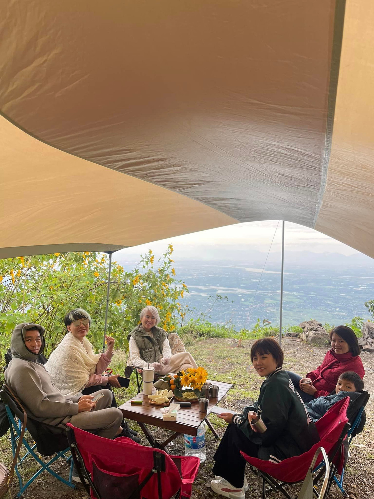 Ngoài ra, đến Vườn Quốc Gia Ba Vì vào thời gian này, du khách có thể kết hợp cắm trại, tham quan các địa điểm như nhà thờ đổ, rừng thông, vườn xương rồng… (Ảnh: Ha Minh Phuc).