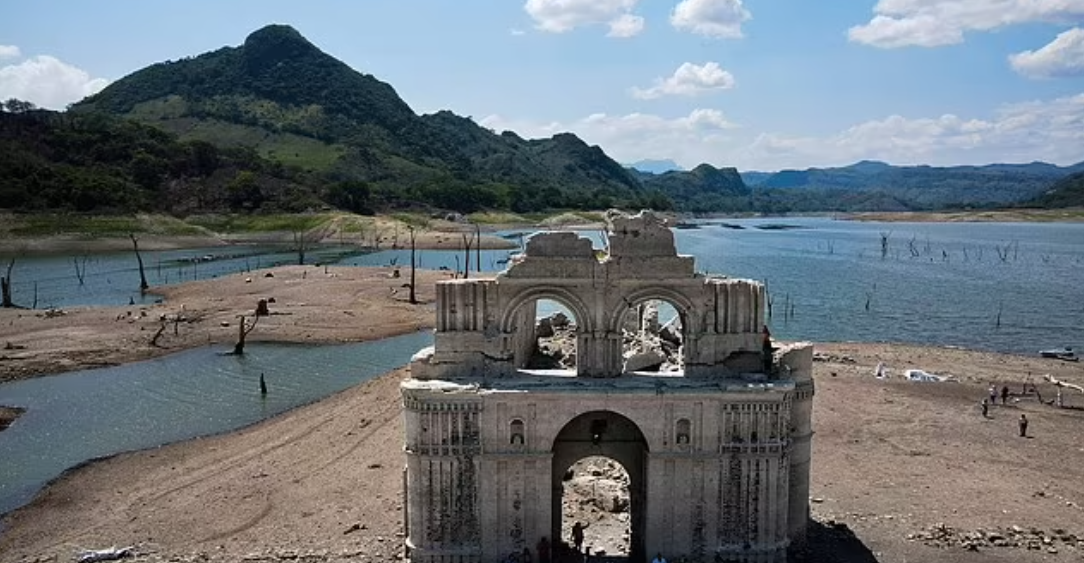 Hạn hán khiến hồ nước khô cạn, lộ công trình gần 500 năm tuổi - Hình 2 Han han khien ho nuoc kho can, lo cong trinh gan 500 nam tuoi-Hinh-2