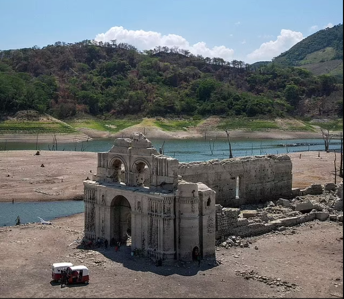 Hạn hán khiến hồ nước khô cạn, lộ công trình gần 500 năm tuổi Han han khien ho nuoc kho can, lo cong trinh gan 500 nam tuoi