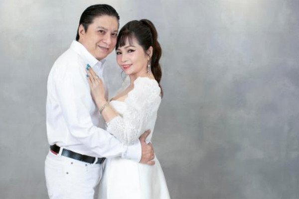 Trong hình ảnh này, mẹ ruột Phan Hiển trẻ trung chụp cùng chồng. Ở tuổi ngoài 50 nhưng bà vẫn có gu ăn mặc hiện đại, sành điệu.