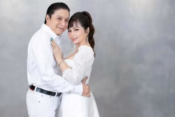 Trong hình ảnh này, mẹ ruột Phan Hiển trẻ trung chụp cùng chồng. Ở tuổi ngoài 50 nhưng bà vẫn có gu ăn mặc hiện đại, sành điệu.