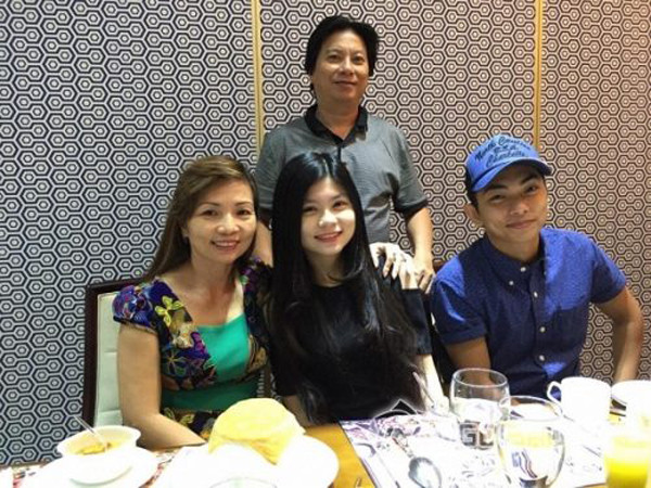 Hiện tại, mẹ ruột Phan Hiển cùng gia đình sống trong biệt thự 800m2. Trong thời gian Khánh Thi - Phan Hiển sống chung với đại gia đình, bà có ứng xử tinh tế khiến cả nhà thuận hòa, ấm cúng.