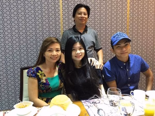 Hiện tại, mẹ ruột Phan Hiển cùng gia đình sống trong biệt thự 800m2. Trong thời gian Khánh Thi - Phan Hiển sống chung với đại gia đình, bà có ứng xử tinh tế khiến cả nhà thuận hòa, ấm cúng.