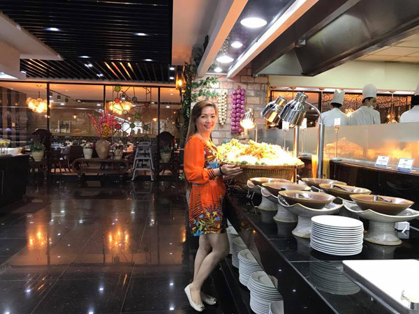 Khi con trai đã trưởng thành, yên bề gia thất, mẹ ruột Phan Hiển tận hưởng cuộc sống hạnh phúc bên bạn đời. Thay vì ở nhà sống tiết kiệm, mẹ ruột Phan Hiển đi du lịch nhiều nơi và tận hưởng cuộc sống như thời còn trẻ.