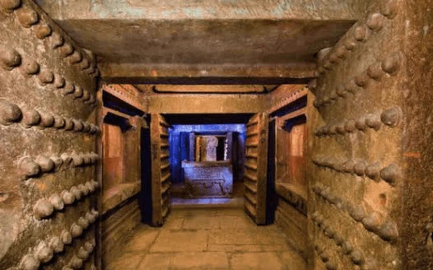 Xay lang mo vua chua kin mit, nguoi tho cuoi ra ngoai the nao?