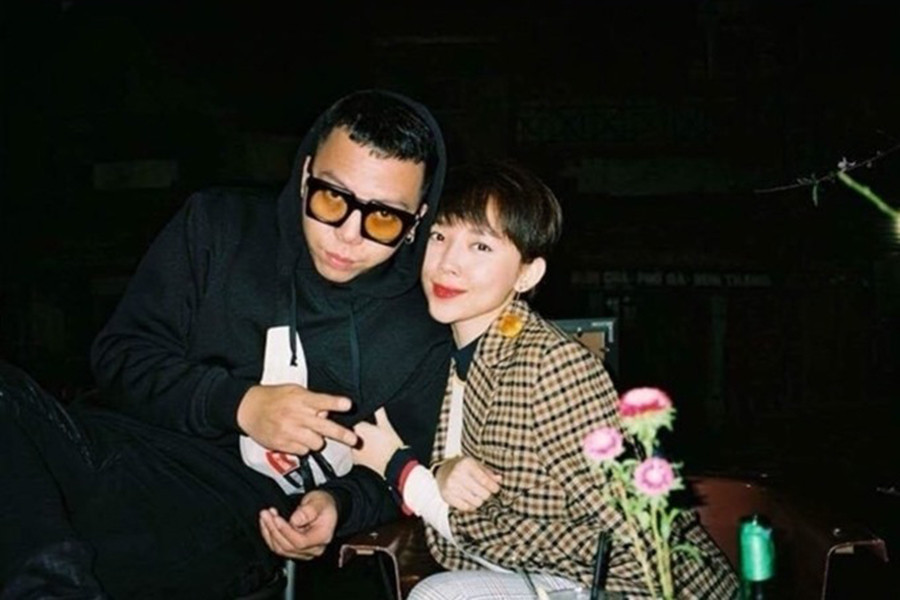 Hậu đám cưới bí mật tại Đà Lạt, Tóc Tiên và Hoàng Touliver thoải mái chia sẻ hình ảnh bên nhau. Cuộc sống hôn nhân viên mãn của cặp đôi khiến nhiều khán giả thích thú, ngưỡng mộ. Hậu đám cưới bí mật tại Đà Lạt, Tóc Tiên và Hoàng Touliver thoải mái chia sẻ hình ảnh bên nhau. Cuộc sống hôn nhân viên mãn của cặp đôi khiến nhiều khán giả thích thú, ngưỡng mộ.