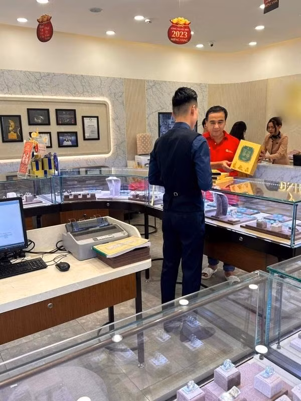 MC Quyen Linh di dep to ong mua ca hop vang dip dau nam