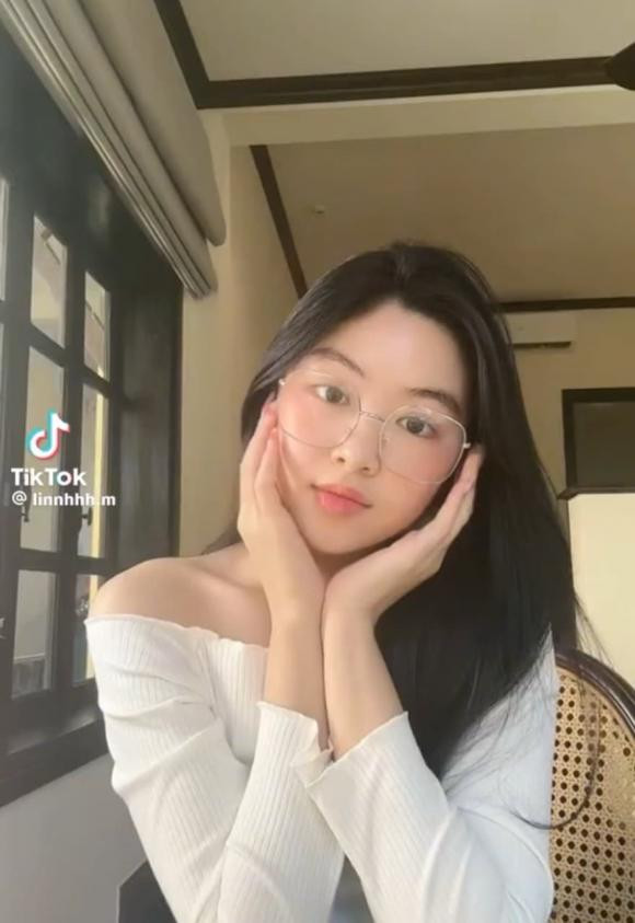 Con gai Quyen Linh khoe nhan sac kiem son phan van xinh nuc no