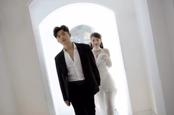 Mới đây, Puka đã hé lộ thêm bộ ảnh cưới vô cùng đỉnh cao của cả hai. Có thể thấy, trong bộ ảnh này, cô dâu và chú rể đã gây sốt vì rất xứng đôi vừa lứa.