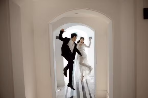 Sau khi công khai chuyện tình cảm và chính thức về chung một nhà sau đám cưới hoành tráng, Puka và Gin Tuấn Kiệt trở thành một trong những cặp đôi gây bão mạng xã hội tại thời điểm lúc này. Không những thế, nhất cử nhất động của cả hai cũng được đông đảo khán giả quan tâm. Thời gian qua, cặp đôi cũng chăm tung ra những bộ ảnh cưới gây sốt cõi mạng.