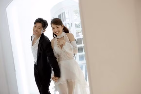 Trong khi Gin Tuấn Kiệt diện vest đen cực điển trai, thì Puka lại gây sốt với màn khoe nhan sắc cô dâu tháng 11 xinh nức nở và khiến ai nấy không thể rời mắt.