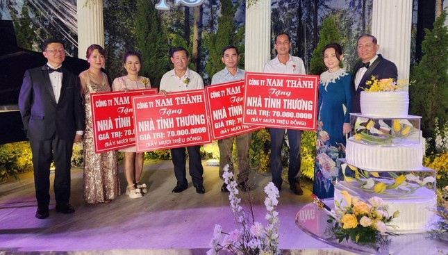 Cua hoi mon tram ty trong le cuoi cua co dau An Giang-Hinh-3