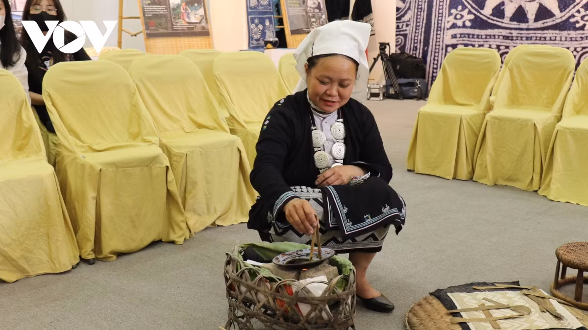 Nghệ nhân người Dao Tiền thực hành vẽ sáp ong Đến từ xã Hoài Khao, huyện Nguyên Bình, tỉnh Cao Bằng, nghệ nhân Bàn Thị Liên, dân tộc Dao Tiền cho biết, kỹ thuật vẽ sáp ong trên trang phục của người Dao Tiền đã có từ rất lâu, người Dao luôn duy trì tập tục này để tạo ra những bộ trang phục mặc thường ngày. Đặc biệt, nguyên liệu chính tạo nên những hoa văn độc đáo trên trang phục của người Dao Tiền cũng được gìn giữ và bảo vệ từ bao đời nay. Nghệ nhân Bàn Thị Liên nói: “Làng tôi có một hang ong, những tổ ong khoái ấy bà con luôn gìn giữ từ xưa đến nay, để lấy sáp, tạo ra những bộ trang phục cho người phụ nữ Dao tiền. Mình chuẩn bị vải, mài vải rồi đun sáp ong để in trên vải, kỹ thuật vẽ là mình lấy khuôn tre hình tam giác, chấm xuống in lên vải hình tứ giác, hình tròn, hoạ tiết, hoa văn là trang phục váy, còn áo là thêu thủ công. Xong thì mình bắt đầu nhuộm, khi nào ưng ý thì mới đun nước sôi nhúng vải xuống cho sáp tan chảy rồi mới lấy về khâu thành váy”.